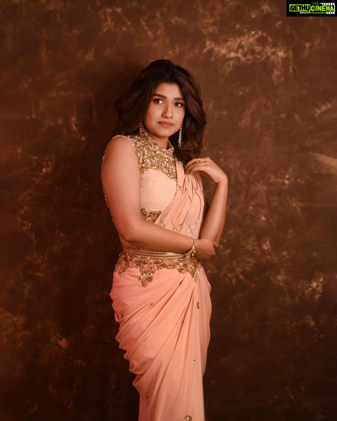 Rasika Sunil Instagram - Peach saree never fails you ❤️ Styled by @stylebyk2 @ketaki_ashish Outfit by @datetheramp Jewellery by @sorayaajewels_ Hair for photoshoot by @nikita_kumavat_makeovers Hair for SNDN by @priyankapore_makeupartist Photos by @sarrikaaaaaa Make up by me ❤️