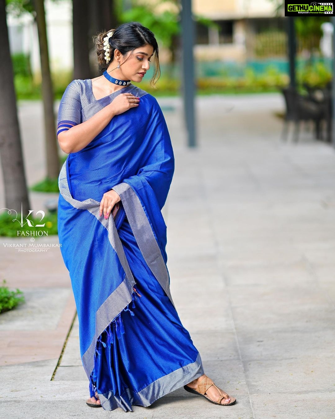 Rasika Sunil Instagram - आजचा रंग : निळा हा रंग मनाला शांती आणि स्फूर्ती देतो..त्याचबरोबर सत्यता आणि स्निग्धतेचे प्रतीक म्हणून निळा रंग ओळखला जातो..निळ्याशार समुद्राची आणि निरभ्र आकाशाची निळाई मनाला शांत करते,हीच शांतता तुमच्या सगळ्यांच्या आयुष्यात नांदो. - नित्यश्री ज्ञानलक्ष्मी . @nityashree19 Saree and blouse by @k2fashioncloset Concept & Style by @ketaki_ashish @stylebyk2 Hair by @priyankapore_makeupartist @priyajadhav_makeupartist Jewelery by @shreyacreation16 Photo : @vikrantmumbaikar Video : @royalframez & @sagar_geedh Lights: @sushant.7373 MUA: Yours truly ❤️ Managed by @prernaasuryawanshi Assisted by @poojatayde ‼️ This Top, Design and Image is Subjected to Copyright ©️ ‼️P.S : Do not use this Image and Design without any Permission.! Stay tuned & stay safe