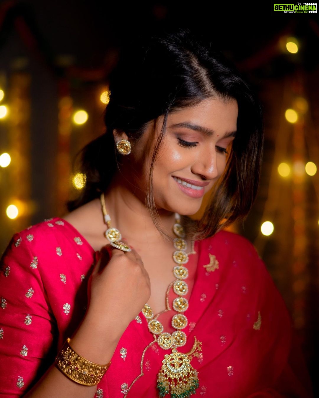 Rasika Sunil Instagram - Celebrating this beautiful team ❤️ Saree by @k2fashioncloset Kurta set by @k2fashioncloset Styled by @ketaki_ashish Jewellery by @aarika_by_chandrika Photoshoot by @deepali_td_official Hair by mua @kirtimakeupexpert Make up by Yours Truly 💜 #Rasikasunil #rasikasunilfc #love #gratitude #happiness #photoshoot #home #india #festivewear #festivevibes #diwali