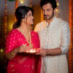 Rasika Sunil Instagram – Sarvanna lakshmipoojan ani narak chaturdashichya hardik shubheccha ❤️
Happy Diwali everyone 🤗
Saree by @k2fashioncloset
Kurta set by @k2fashioncloset
Styled by @ketaki_ashish
Photoshoot by @deepali_td_official
Hair by @kirtimakeupexpert
Jewellery by @aarika_by_chandrika
Make up by Yours Truly ❤️
#rasikasunil #adibilagi #rasikasunilfc #love #gratitude #happiness #diwali #diya #festivevibes #festivewearshaadiseason
