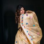 Rasika Sunil Instagram - Chala hawa yeu dya, Navratri special episode outfit ❤️ Style by @ketaki_ashish @stylebyk2 Outfit by @kiaadesigner Jewellery by @aarika_by_chandrika Photoshoot by: @amit_kale_photography MUA @seemaaofficial Hair by @seemaaofficial