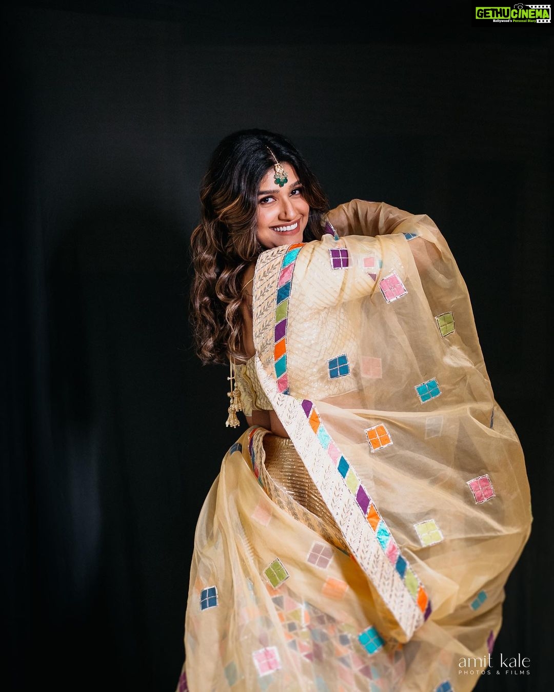 Rasika Sunil Instagram - Chala hawa yeu dya, Navratri special episode outfit ❤️ Style by @ketaki_ashish @stylebyk2 Outfit by @kiaadesigner Jewellery by @aarika_by_chandrika Photoshoot by: @amit_kale_photography MUA @seemaaofficial Hair by @seemaaofficial