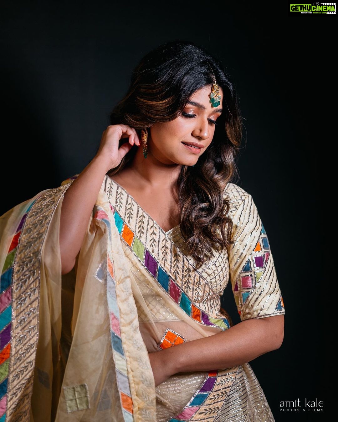 Rasika Sunil Instagram - Chala hawa yeu dya, Navratri special episode outfit ❤️ Style by @ketaki_ashish @stylebyk2 Outfit by @kiaadesigner Jewellery by @aarika_by_chandrika Photoshoot by: @amit_kale_photography MUA @seemaaofficial Hair by @seemaaofficial