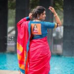 Rasika Sunil Instagram - आजचा रंग : गुलाबी हा रंग प्रेमाचे,सुंदरतेचे आणि कोमलतेचे प्रतीक आहे..हा रंग आपल्या मनात ऊर्जा आणि उत्साह निर्माण करतो..गुलाबी रंगाचं आणि स्त्री चं खूप जवळचं नातं आहे..हा रंग स्त्री ला नेहमी आकर्षित करतो..चिमुरड्यांपासून अगदी आपल्या आजी पर्यंत प्रत्येक स्त्री ला गुलाबी रंगाची भुरळ पडते.या रंगाप्रमाणे तुमच्या नात्यांतील गोडवा कायम असाच वाढत राहून तुमचं कुटुंब सदा सुख समृद्धीने नांदो.. - नित्यश्री ज्ञानलक्ष्मी. @nityashree19 Saree and blouse by @k2fashioncloset Concept & Style by @ketaki_ashish @stylebyk2 Hair by @priyankapore_makeupartist @priyajadhav_makeupartist Jewelery by @shreyacreation16 Photo : @vikrantmumbaikar Video : @royalframez & @sagar_geedh Lights: @sushant.7373 MUA: Yours truly ❤️ Managed by @prernaasuryawanshi Assisted by @poojatayde ‼️ This Top, Design and Image is Subjected to Copyright ©️ ‼️P.S : Do not use this Image and Design without any Permission.! Stay tuned & stay safe