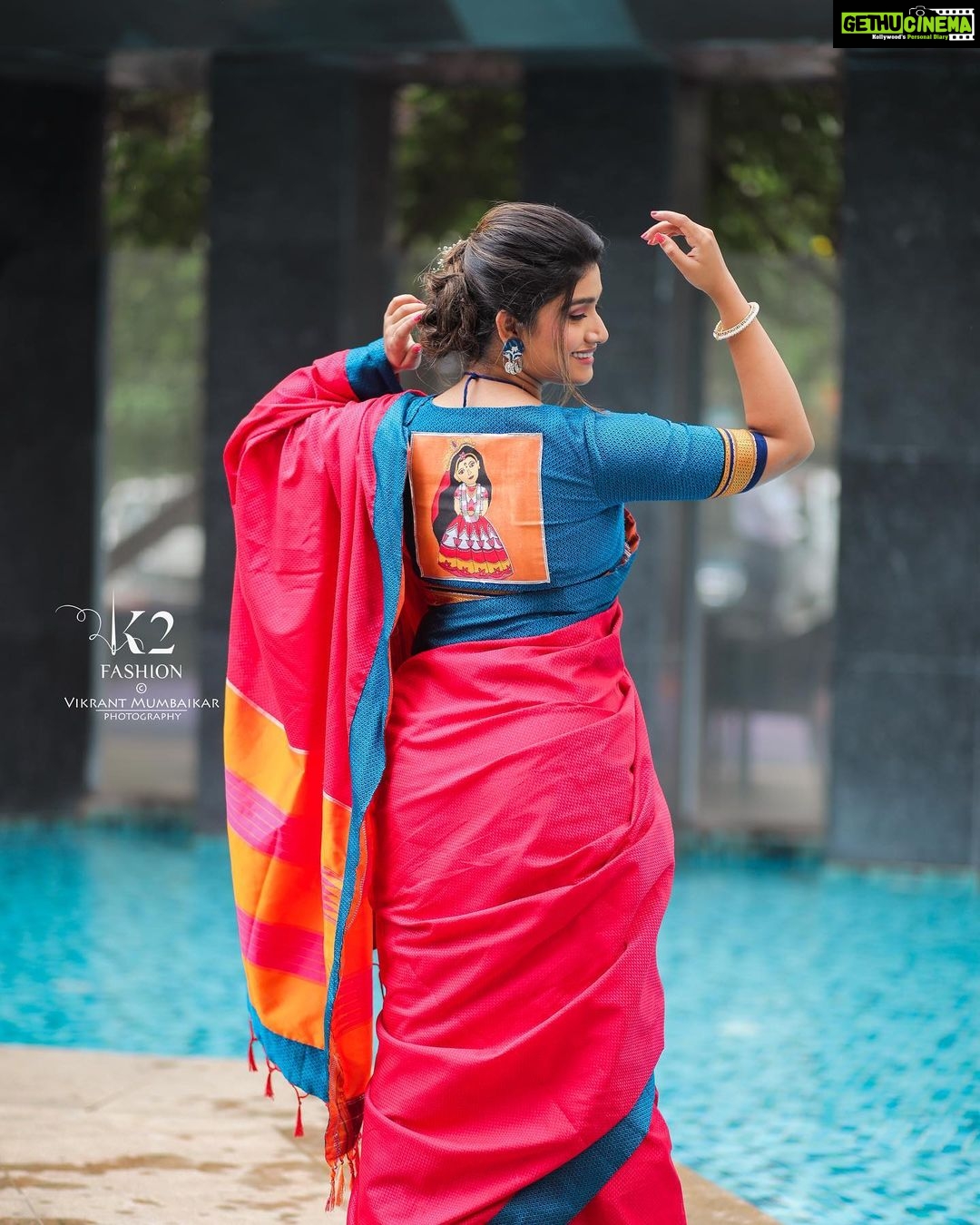 Rasika Sunil Instagram - आजचा रंग : गुलाबी हा रंग प्रेमाचे,सुंदरतेचे आणि कोमलतेचे प्रतीक आहे..हा रंग आपल्या मनात ऊर्जा आणि उत्साह निर्माण करतो..गुलाबी रंगाचं आणि स्त्री चं खूप जवळचं नातं आहे..हा रंग स्त्री ला नेहमी आकर्षित करतो..चिमुरड्यांपासून अगदी आपल्या आजी पर्यंत प्रत्येक स्त्री ला गुलाबी रंगाची भुरळ पडते.या रंगाप्रमाणे तुमच्या नात्यांतील गोडवा कायम असाच वाढत राहून तुमचं कुटुंब सदा सुख समृद्धीने नांदो.. - नित्यश्री ज्ञानलक्ष्मी. @nityashree19 Saree and blouse by @k2fashioncloset Concept & Style by @ketaki_ashish @stylebyk2 Hair by @priyankapore_makeupartist @priyajadhav_makeupartist Jewelery by @shreyacreation16 Photo : @vikrantmumbaikar Video : @royalframez & @sagar_geedh Lights: @sushant.7373 MUA: Yours truly ❤️ Managed by @prernaasuryawanshi Assisted by @poojatayde ‼️ This Top, Design and Image is Subjected to Copyright ©️ ‼️P.S : Do not use this Image and Design without any Permission.! Stay tuned & stay safe