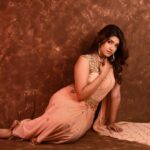Rasika Sunil Instagram - Peach saree never fails you ❤️ Styled by @stylebyk2 @ketaki_ashish Outfit by @datetheramp Jewellery by @sorayaajewels_ Hair for photoshoot by @nikita_kumavat_makeovers Hair for SNDN by @priyankapore_makeupartist Photos by @sarrikaaaaaa Make up by me ❤️