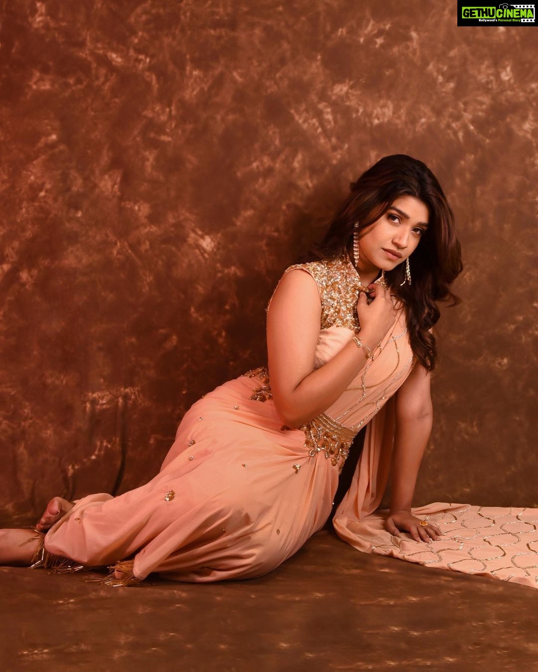 Rasika Sunil Instagram - Peach saree never fails you ❤️ Styled by @stylebyk2 @ketaki_ashish Outfit by @datetheramp Jewellery by @sorayaajewels_ Hair for photoshoot by @nikita_kumavat_makeovers Hair for SNDN by @priyankapore_makeupartist Photos by @sarrikaaaaaa Make up by me ❤️