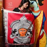 Rasika Sunil Instagram - आजचा रंग : राखाडी हा रंग कौशल्याचे,साहसतेचे आणि चैतन्याचे प्रतीक म्हणून ओळखला जातो..इतर तेजस्वी आणि जिवंत रंगांच्या तुलनेत राखाडी रंग अतिशय शांत आणि मोहक रंग आहे..त्याचबरोबर वाईट आणि नकारात्मक शक्ती दूर करून हा रंग योग्य दिशा दाखवतो..या रंगाप्रमाणेच तटस्थता,आणि संयमता तुमच्या आयुष्यात निरंतर टिकून राहो. - नित्यश्री ज्ञानलक्ष्मी @nityashree19 Saree and blouse by @k2fashioncloset Concept & Style by @ketaki_ashish @stylebyk2 Hair by @priyankapore_makeupartist @priyajadhav_makeupartist Jewelery by @shreyacreation16 Photo : @vikrantmumbaikar Video : @royalframez & @sagar_geedh Lights: @sushant.7373 MUA: Yours truly ❤️ Managed by @prernaasuryawanshi Assisted by @poojatayde ‼️ This Top, Design and Image is Subjected to Copyright ©️ ‼️P.S : Do not use this Image and Design without any Permission.! Stay tuned & stay safe