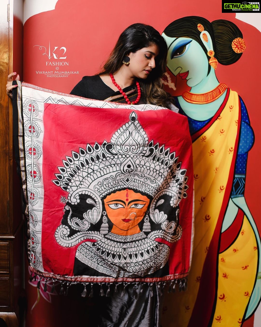 Rasika Sunil Instagram - आजचा रंग : राखाडी हा रंग कौशल्याचे,साहसतेचे आणि चैतन्याचे प्रतीक म्हणून ओळखला जातो..इतर तेजस्वी आणि जिवंत रंगांच्या तुलनेत राखाडी रंग अतिशय शांत आणि मोहक रंग आहे..त्याचबरोबर वाईट आणि नकारात्मक शक्ती दूर करून हा रंग योग्य दिशा दाखवतो..या रंगाप्रमाणेच तटस्थता,आणि संयमता तुमच्या आयुष्यात निरंतर टिकून राहो. - नित्यश्री ज्ञानलक्ष्मी @nityashree19 Saree and blouse by @k2fashioncloset Concept & Style by @ketaki_ashish @stylebyk2 Hair by @priyankapore_makeupartist @priyajadhav_makeupartist Jewelery by @shreyacreation16 Photo : @vikrantmumbaikar Video : @royalframez & @sagar_geedh Lights: @sushant.7373 MUA: Yours truly ❤️ Managed by @prernaasuryawanshi Assisted by @poojatayde ‼️ This Top, Design and Image is Subjected to Copyright ©️ ‼️P.S : Do not use this Image and Design without any Permission.! Stay tuned & stay safe