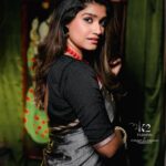 Rasika Sunil Instagram - आजचा रंग : राखाडी हा रंग कौशल्याचे,साहसतेचे आणि चैतन्याचे प्रतीक म्हणून ओळखला जातो..इतर तेजस्वी आणि जिवंत रंगांच्या तुलनेत राखाडी रंग अतिशय शांत आणि मोहक रंग आहे..त्याचबरोबर वाईट आणि नकारात्मक शक्ती दूर करून हा रंग योग्य दिशा दाखवतो..या रंगाप्रमाणेच तटस्थता,आणि संयमता तुमच्या आयुष्यात निरंतर टिकून राहो. - नित्यश्री ज्ञानलक्ष्मी @nityashree19 Saree and blouse by @k2fashioncloset Concept & Style by @ketaki_ashish @stylebyk2 Hair by @priyankapore_makeupartist @priyajadhav_makeupartist Jewelery by @shreyacreation16 Photo : @vikrantmumbaikar Video : @royalframez & @sagar_geedh Lights: @sushant.7373 MUA: Yours truly ❤️ Managed by @prernaasuryawanshi Assisted by @poojatayde ‼️ This Top, Design and Image is Subjected to Copyright ©️ ‼️P.S : Do not use this Image and Design without any Permission.! Stay tuned & stay safe