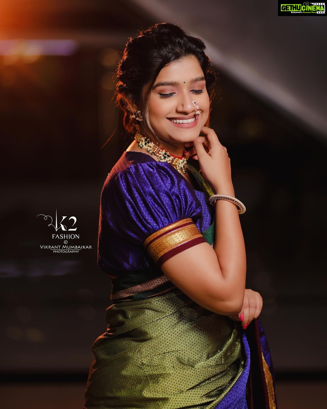 Rasika Sunil Instagram - आजचा रंग : हिरवा हा रंग निसर्ग मातेचा आहे..त्याचबरोबर समृद्धीचे,सौभाग्याचे आणि सुसंवादाचे प्रतीक म्हणून देखील हिरव्या रंगाची ओळख आहे..हिरव्यागार निसर्गाकडे पाहिल्यावर जी शीतलता डोळ्यांना स्पर्श करते,जो आनंद मनात घर करतो,ती शीतलता आणि तो आनंद सदा तुमच्या आयुष्यात बहरत राहो.. - नित्यश्री ज्ञानलक्ष्मी. @nityashree19 Saree and blouse by @k2fashioncloset Concept & Style by @ketaki_ashish @stylebyk2 Hair by @priyankapore_makeupartist @priyajadhav_makeupartist Jewelery by @kankshinistudio Photo : @vikrantmumbaikar Video : @royalframez & @sagar_geedh Lights: @sushant.7373 MUA: Yours truly ❤️ Managed by @prernaasuryawanshi Assisted by @poojatayde ‼️ This Top, Design and Image is Subjected to Copyright ©️ ‼️P.S : Do not use this Image and Design without any Permission.! Stay tuned & stay safe