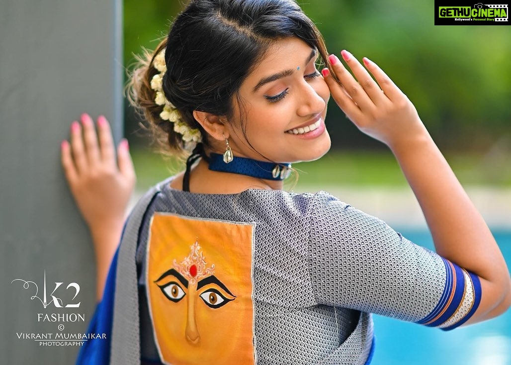 Rasika Sunil Instagram - आजचा रंग : निळा हा रंग मनाला शांती आणि स्फूर्ती देतो..त्याचबरोबर सत्यता आणि स्निग्धतेचे प्रतीक म्हणून निळा रंग ओळखला जातो..निळ्याशार समुद्राची आणि निरभ्र आकाशाची निळाई मनाला शांत करते,हीच शांतता तुमच्या सगळ्यांच्या आयुष्यात नांदो. - नित्यश्री ज्ञानलक्ष्मी . @nityashree19 Saree and blouse by @k2fashioncloset Concept & Style by @ketaki_ashish @stylebyk2 Hair by @priyankapore_makeupartist @priyajadhav_makeupartist Jewelery by @shreyacreation16 Photo : @vikrantmumbaikar Video : @royalframez & @sagar_geedh Lights: @sushant.7373 MUA: Yours truly ❤️ Managed by @prernaasuryawanshi Assisted by @poojatayde ‼️ This Top, Design and Image is Subjected to Copyright ©️ ‼️P.S : Do not use this Image and Design without any Permission.! Stay tuned & stay safe