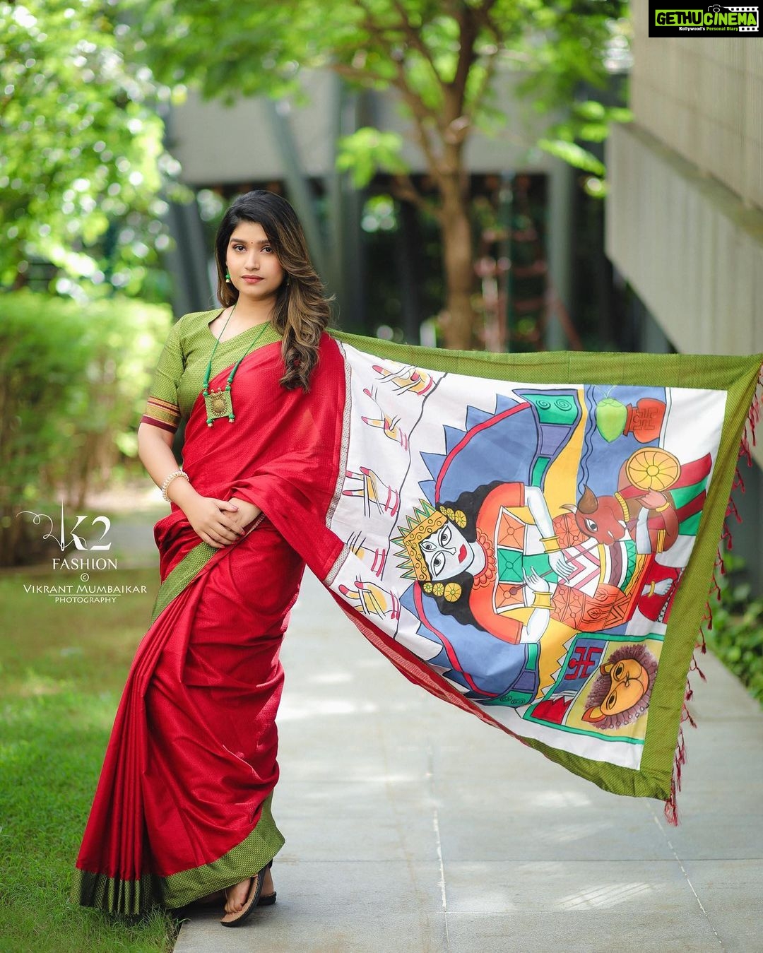 Rasika Sunil - 56.1K Likes - आजचा रंग : लाल
लाल रंग शौर्याचे ,धैर्याचे आणि संघर्षाचे प्रतीक म्हणून ओळखला जातो..लाल रंगापासून प्राप्त होणारी सकारात्मकता तुमच्या प्रत्येक कार्यात तुम्हांला भरभरून यश देवो..देवी लक्ष्मीचा सर्वाधिक प्रिय म्हणून ओळखला जाणारा लाल रंग वाईट प्रवृत्तींपासून तुमचे सदा रक्षण करो..
- नित्यश्री ज्ञानलक्ष्मी. @nityashree19
Saree and blouse by @k2fashioncloset
Concept & Style by @ketaki_ashish @stylebyk2
Hair by @priyankapore_makeupartist
@priyajadhav_makeupartist
Jewelery by @shreyacreation16
Photo : @vikrantmumbaikar
Video : @royalframez & @sagar_geedh
Lights: @sushant.7373
MUA: Yours truly ❤️
Managed by @prernaasuryawanshi
Assisted by @poojatayde
‼️ This Top, Design and Image is Subjected to Copyright ©️
‼️P.S : Do not use this Image and Design without any Permission.!
Stay tuned & stay safe