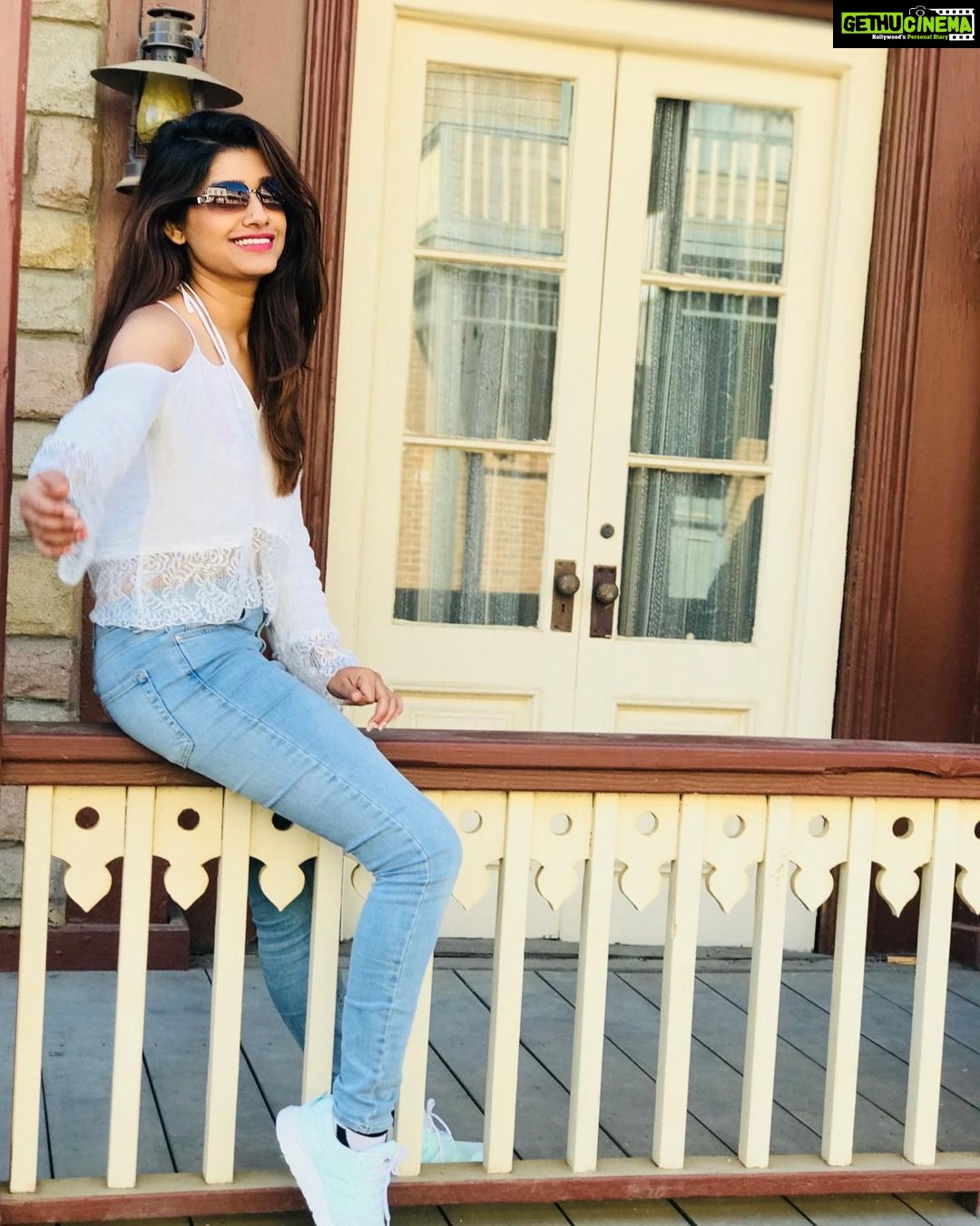Rasika Sunil Instagram - @hemantdhome21 Kiti perfect bollas! Mi pan Los Angeles chya NYFA madhye Acting related course karayla gele hote ani anek vegveglya deshanmadhle classmates mitra tar zalech pan tyancha kaam baghun pan khup shikta ala. घरापासून दूर गेल्यावर आपण घराच्या अजुन जवळ जातो! Ani swatahachya hi javal yeto! Self love ani confidence mala hya anubhavatna jasta chan gavasle. #घरापासून_दूर Mala @shruti_athavale @muralidarans kadun tyancha anubhav aaikayla avdel