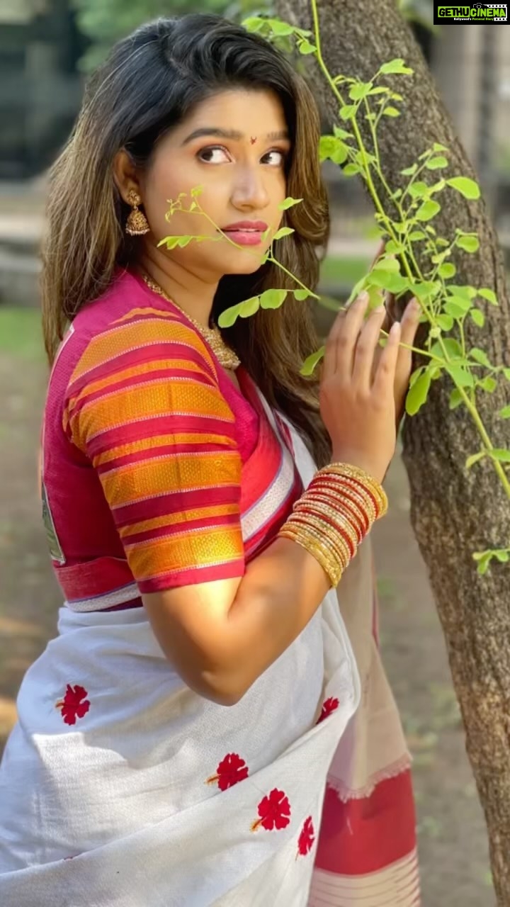 Rasika Sunil Instagram - In the order of the capture 📸 Outfit by @k2fashioncloset #Rasikasunil #rasikasunilfc #love #gratitude #reelitfeelit #happiness #reelsofinstagram #reelkarofeelkaro #fun #goforit #awesome #ganpati #thane #home #saree #sareelove Thane