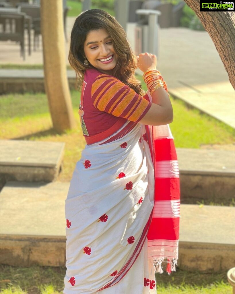 Rasika Sunil Instagram - ❤️ 🌱 Styled by @k2fashioncloset 📸 @manishadhabadgaonkar #Rasikasunil #rasikasunilfc #love #gratitude #happiness #fun #goforit #awesome #ganpati #saree #sareelove #thane #home Thane