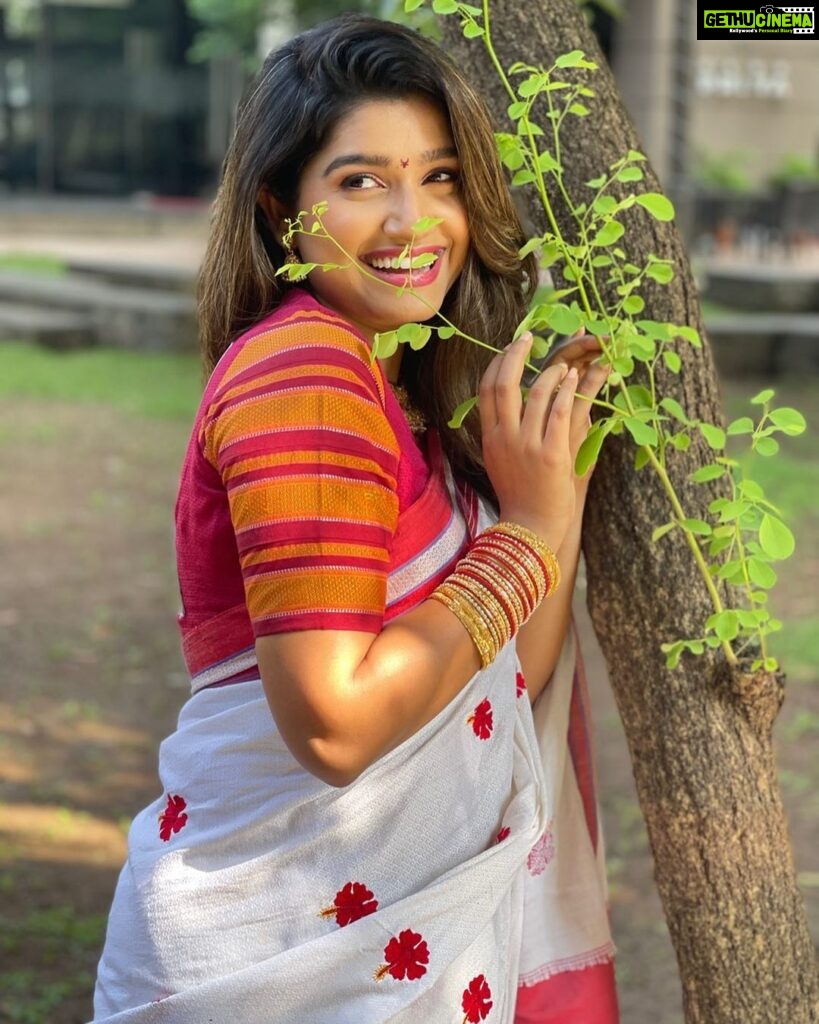 Rasika Sunil Instagram - ❤️ 🌱 Styled by @k2fashioncloset 📸 @manishadhabadgaonkar #Rasikasunil #rasikasunilfc #love #gratitude #happiness #fun #goforit #awesome #ganpati #traditionalwear #saree #sareelove