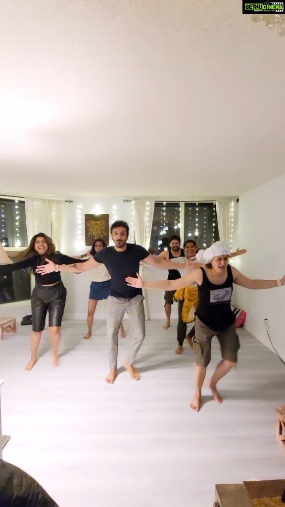 Rasika Sunil Instagram - Can you guess the heroes from their dance steps? 🕺🏽 Chillin’ with my homies 🥳 #chickenwingsdance #rasikasunil #adibilagi #bollywooddance #rasikasunilfc #ontario #canada #family #dancelovers Ontario Canada
