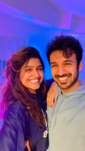Rasika Sunil Instagram - We lost our consciousness in the 6th dimension with this trend 🥵

Dc: @nathanramsayy 

#adibilagi #rasikasunil #waitaminute #rasikavisitstoronto #dancingcouple #rasikasunilfc