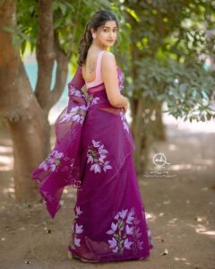Rasika Sunil Instagram - Summer is here 🌺🌸🌼
Hand painted Orgenza 
Saree by - @k2fashioncloset 
Photography - @yogendra_chavhan 
Make-up - @madhurikhese_makeupartist
Hair - @komalpashankar_makeupartist