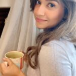 Rasika Sunil Instagram - Asach timepass Also this song occupies a major part of my music brain right now ! My morning coffee doesn’t start without this song… #naanpizhai #rasikasunil #rasikasunilfc #morning #coffee #love #home