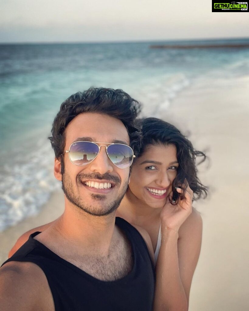 Rasika Sunil Instagram - Nothing but waves interrupting our conversations, is a bliss seldom experienced.❤️ Or else it’s usually the stupid fluctuating network on our video calls ! #longdistancemarriage #rasikasunil #rasikasunilfc #adibilagi #waves #throwback #maldives It’s probably my first time posting a throwback on a Thursday 🤣