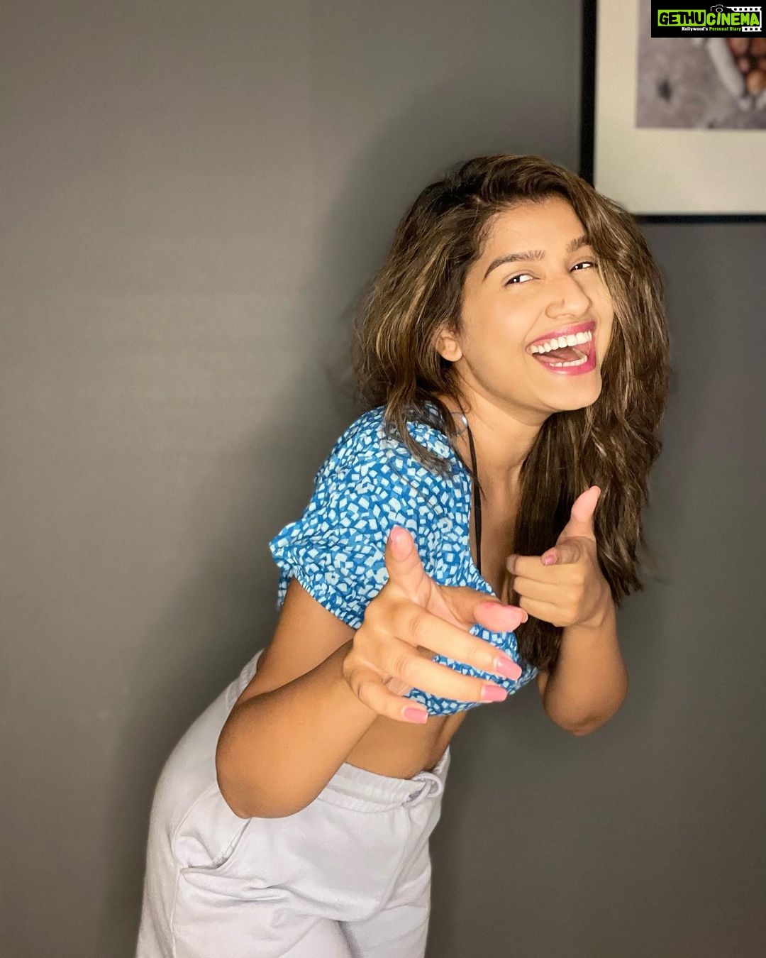 Rasika Sunil Instagram - Dancing alone in a room with blasting music ❤️ If you haven’t try it once ! ⭐️ Mention your current dance song in the comments !! ⭐️ #rasikasunil #rasikasunilfc #dance #dancesong #home #love #healthylifestyle #dancingalone #music #life