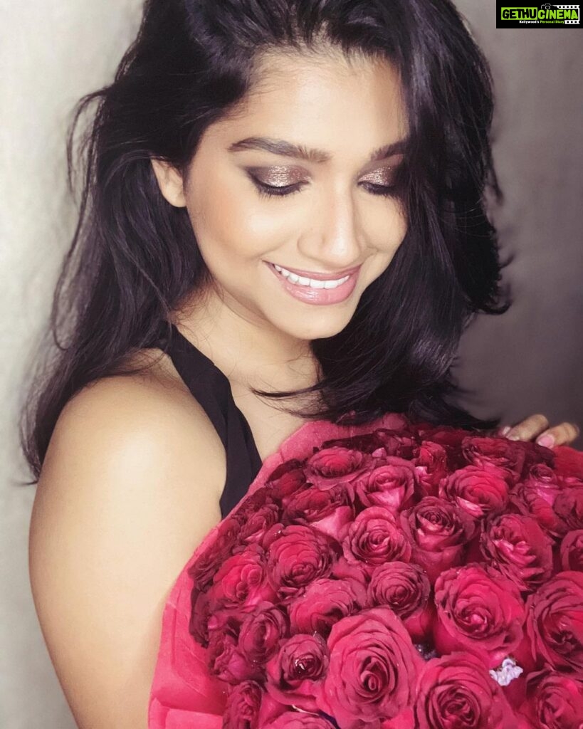 Rasika Sunil Instagram - He is definitely better at expressing and impressing. Message with the flowers was: ‘Happy Valentine’s Day 🐝! Hope you feel as special receiving these flowers as I feel everyday, being in your life. Love you ❤️’ @adi_bilagi don’t make me miss you ♥️ love you more 🤗