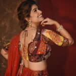 Rasika Sunil Instagram - एपिसोड पाहताय ना? Styled by @stylebyk2 @ketaki_ashish Outfit by @kalamandir_thane Jewellery by @chandrakalm_Jewellery Hair by @priyankapore_makeupartist Photos by @sarrikaaaaaa