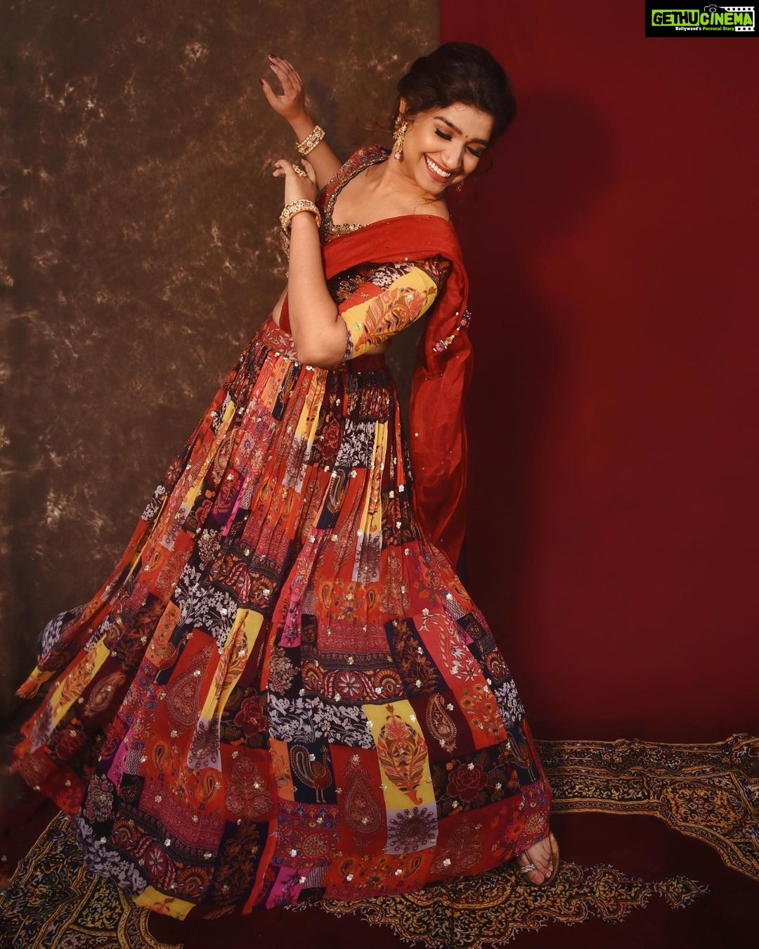 Rasika Sunil Instagram - Styled by @stylebyk2 @ketaki_ashish Outfit by @kalamandir_thane Jewellery by @chandrakalm_Jewellery Hair by @priyankapore_makeupartist Photos by @sarrikaaaaaa