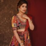 Rasika Sunil Instagram - Navratrostavachya shubheccha ❤️ Styled by @stylebyk2 @ketaki_ashish Outfit by @kalamandir_thane Jewellery by @chandrakalm_Jewellery Hair by @priyankapore_makeupartist Photos by @sarrikaaaaaa
