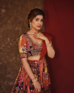 Rasika Sunil Instagram - Navratrostavachya shubheccha ❤️

Styled by @stylebyk2 @ketaki_ashish
Outfit by @kalamandir_thane 
Jewellery by @chandrakalm_Jewellery 
Hair by @priyankapore_makeupartist
Photos by @sarrikaaaaaa