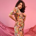 Rasika Sunil Instagram - Neon love 💕 Styled by @stylebyk2 @ketaki_ashish Outfit by @kalamandir_thane Jewellery by @sorayaajewels_ Hair for photoshoot by @nikita_kumavat_makeovers Hair for SNDN by @priyankapore_makeupartist Photos by @sarrikaaaaaa Make up by me ❤️
