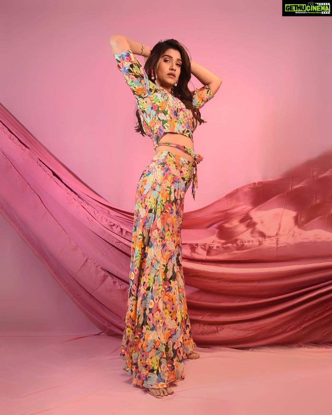 Rasika Sunil Instagram - Neon love 💕 Styled by @stylebyk2 @ketaki_ashish Outfit by @kalamandir_thane Jewellery by @sorayaajewels_ Hair for photoshoot by @nikita_kumavat_makeovers Hair for SNDN by @priyankapore_makeupartist Photos by @sarrikaaaaaa Make up by me ❤️