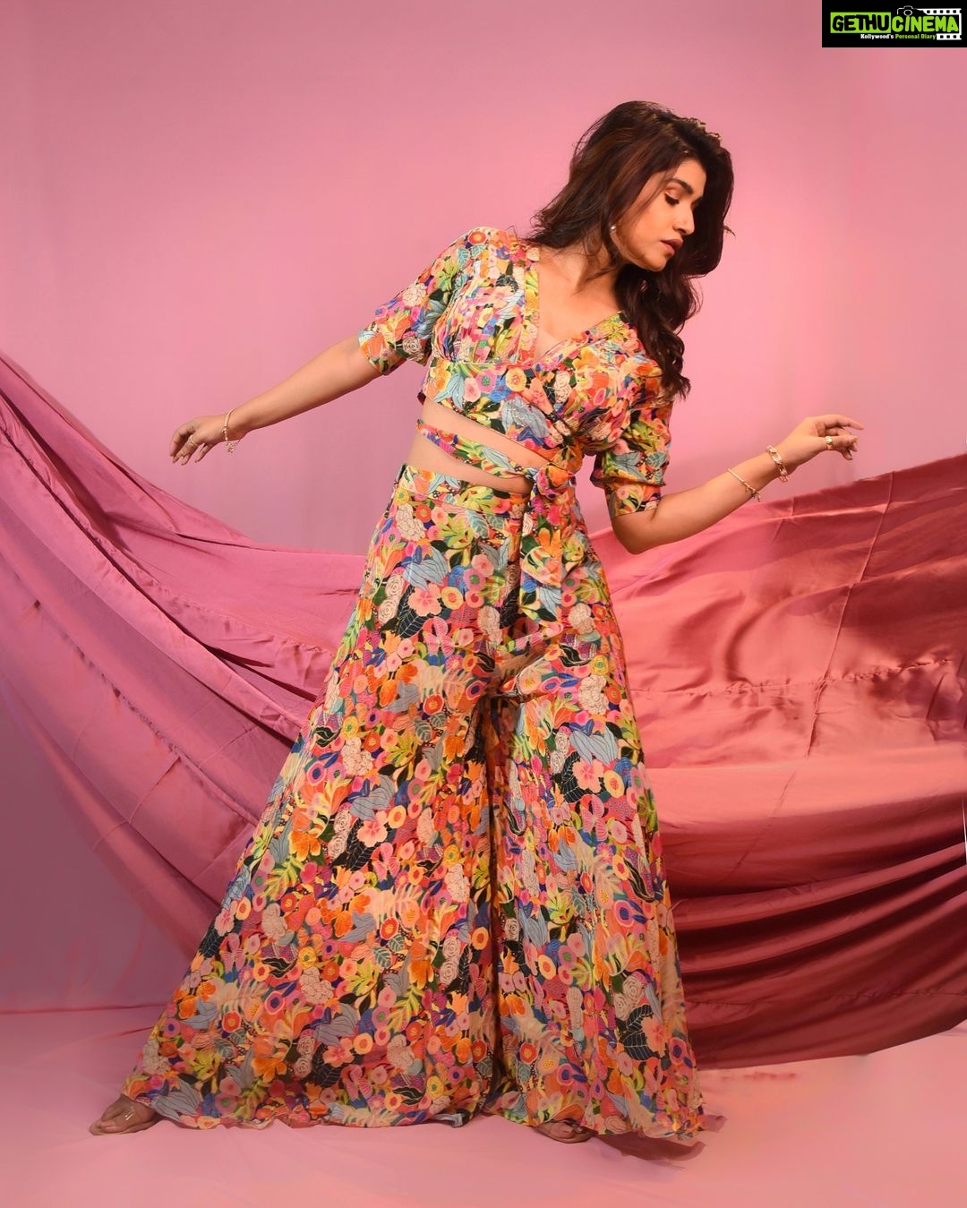 Rasika Sunil Instagram - Neon love 💕 Styled by @stylebyk2 @ketaki_ashish Outfit by @kalamandir_thane Jewellery by @sorayaajewels_ Hair for photoshoot by @nikita_kumavat_makeovers Hair for SNDN by @priyankapore_makeupartist Photos by @sarrikaaaaaa Make up by me ❤️