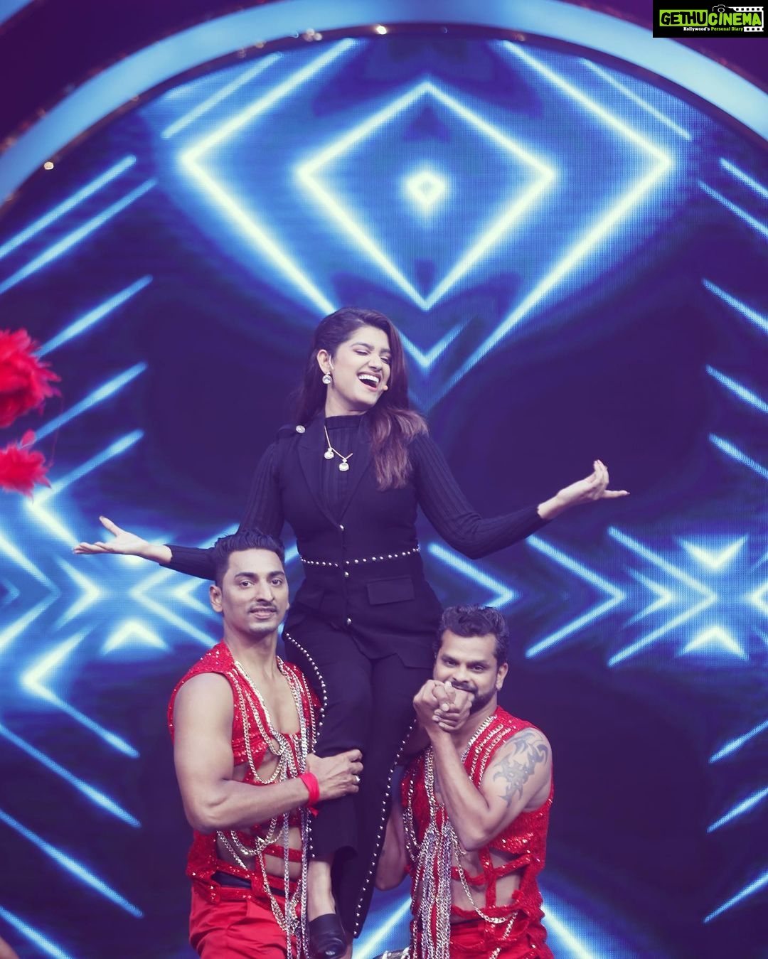 Rasika Sunil Instagram - Singing on stage after the longest time! This is a super special performance, @mithileshpatankar rearranged @avadhoot_gupte’s famous song ‘Aaika dajiba’. I got a chance to sing and perform this song on Sur nava dhyas nava, @colorsmarathi Thank you to the talented musicians and backing vocals who made this song super exciting for me to sing ❤️ And of course the choreography team for making it all the more glamorous ❤️❤️ Act Choreographed by #NanuChetan @chetannanu @iam_chetanshigwan #Team @rushikesh_impure_nupurs @pawan_tatkare @rahul8306 @bhavana.jalgaonkar @purva_salekar_ @samtaamane27 @akshay_dupade_007 @ekviraproductions