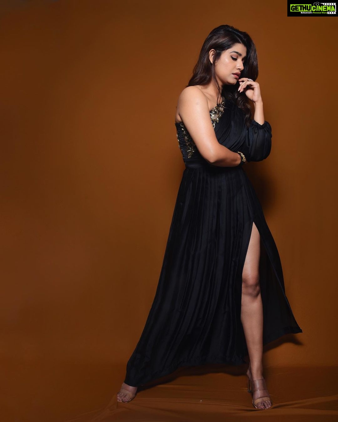Rasika Sunil Instagram - As promised sharing a delightful news with you in the ‘dholkichya talavar’ grand finale airing on the 1st of October, please do watch it on @colorsmarathi And no I am not doing a new serial 😄 Styled by @stylebyk2 @ketaki_ashish Outfit by @labelsimrankatyal Jewellery by @sorayaajewels_ Hair by @meghana_makeupartist Photos by @sarrikaaaaaa Make up by me