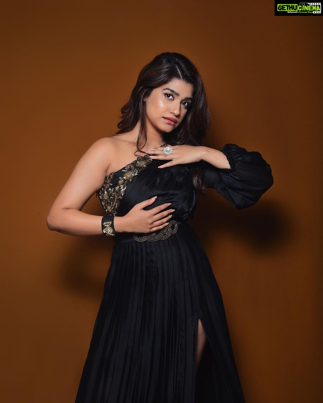 Rasika Sunil Instagram - Styled by @stylebyk2 @ketaki_ashish Outfit by @labelsimrankatyal Jewellery by @sorayaajewels_ Hair by @meghana_makeupartist Photos by @sarrikaaaaaa Make up by me