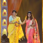 Rasika Sunil Instagram - बाप्पाच्या कार्यक्रमात रसिका आणि धनश्रीच्या सूत्र संचालनाने येणार अधिकच रंगत. 'उत्सव नात्यांचा, जल्लोष गणरायाचा' 17 सप्टेंबर, रविवार, 12 PM आणि 6 PM #ZmReels #UtsavNatyancha #JalloshGanarayacha