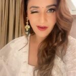 Rati Pandey Instagram - Filmy hain toh hain…koi shaqqqq?? . . . #instareels #ratipandey #oldsongs #bollywoodstyle #reels #filmyvibes