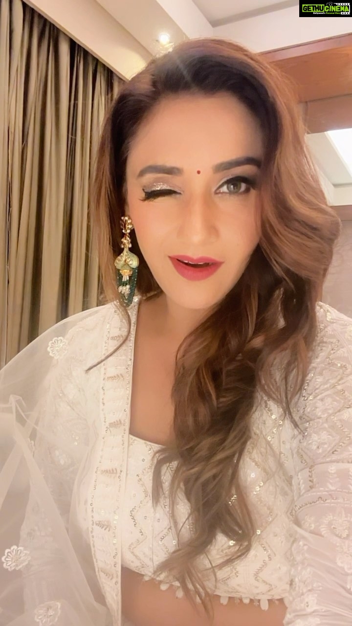 Rati Pandey Instagram - Filmy hain toh hain…koi shaqqqq?? . . . #instareels #ratipandey #oldsongs #bollywoodstyle #reels #filmyvibes