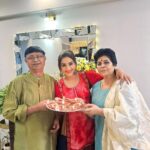 Rati Pandey Instagram – La familia❤️❤️❤️
.
.
.
.
#family #familygoals #parents #unconditionallove #ratipandey