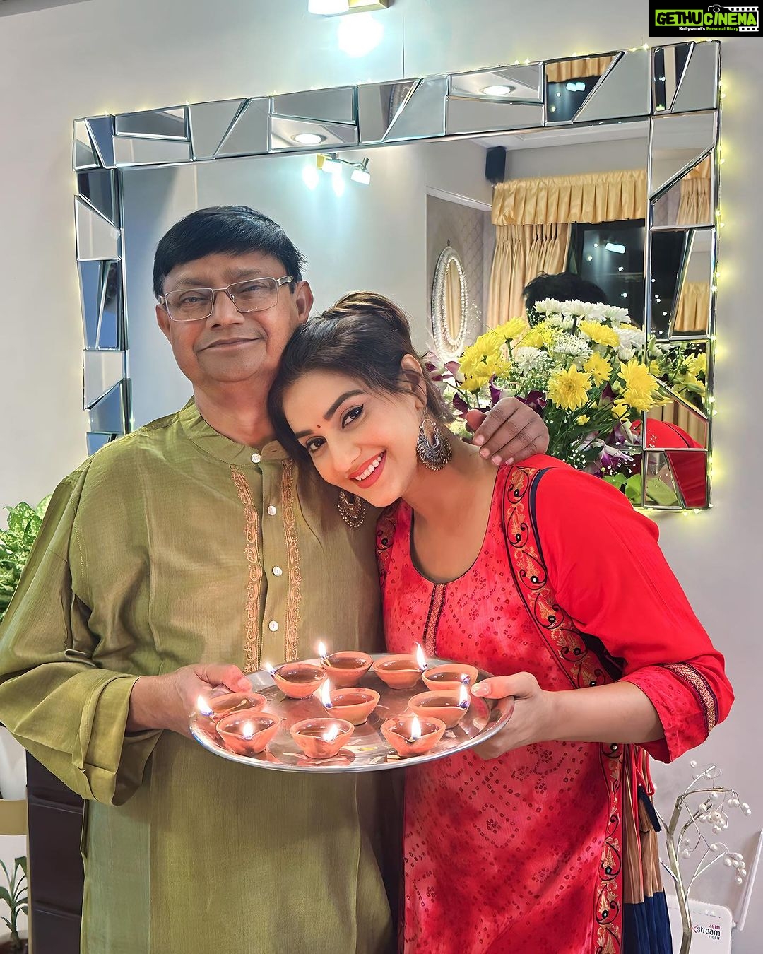 Rati Pandey Instagram - La familia❤️❤️❤️ . . . . #family #familygoals #parents #unconditionallove #ratipandey