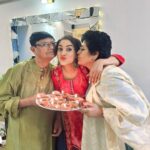 Rati Pandey Instagram - La familia❤️❤️❤️ . . . . #family #familygoals #parents #unconditionallove #ratipandey