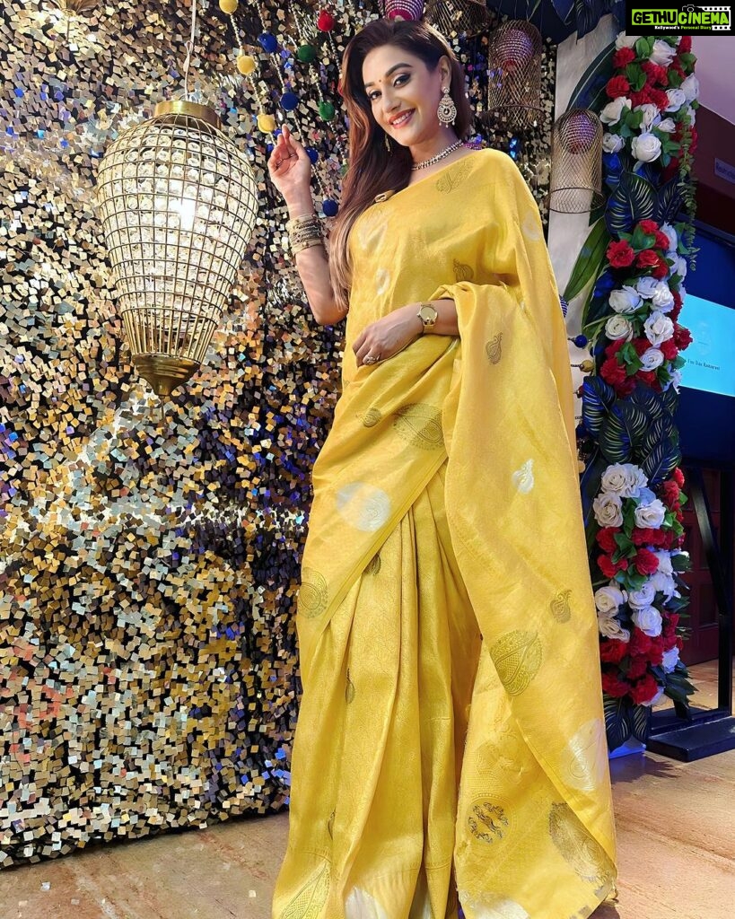 Rati Pandey Instagram - Wearing the grace again❤️❤️ . . . . #instapicture #instasaree #indianattire #festivity #ratipandey #2023diwali