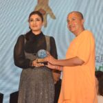 Raveena Tandon Instagram - All about yesterday . Honoured and grateful to be felicitated at the Society Achiever’s Giving back Forum & Felicitations Mumbai. Rudra Foundation is very grateful and Thanks you for the love and appreciation. Society & all of its Stalwarts, Backbones, Sung and Unsung heroes 🤍 Mumbai, Maharashtra