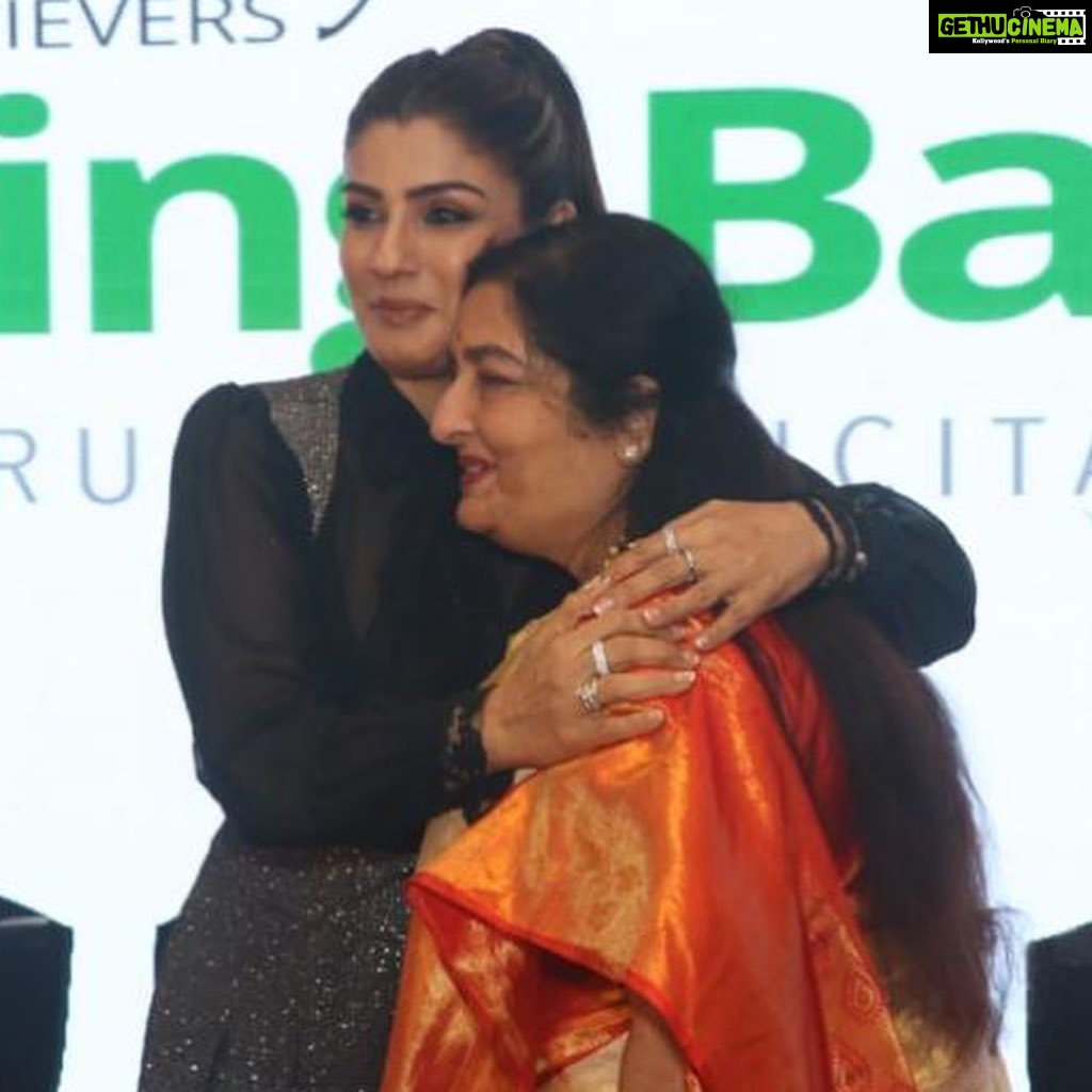 Raveena Tandon Instagram - All about yesterday . Honoured and grateful to be felicitated at the Society Achiever’s Giving back Forum & Felicitations Mumbai. Rudra Foundation is very grateful and Thanks you for the love and appreciation. Society & all of its Stalwarts, Backbones, Sung and Unsung heroes 🤍 Mumbai, Maharashtra