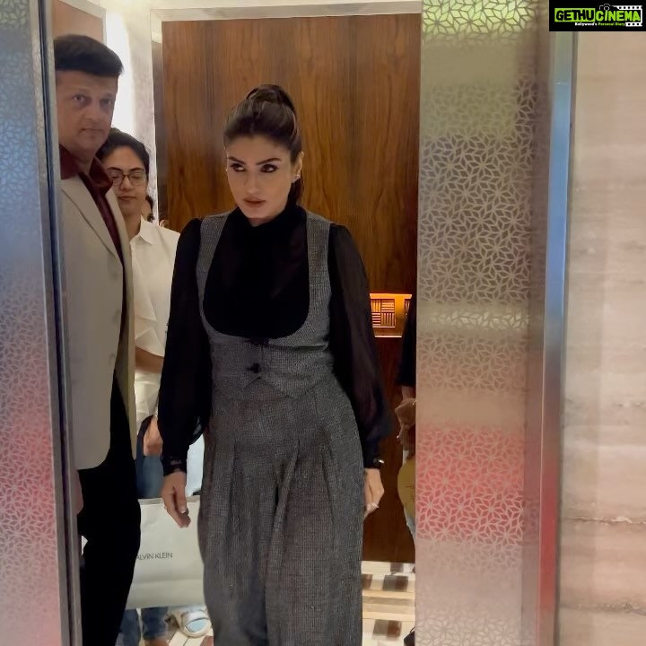 Raveena Tandon Instagram - All about yesterday . Honoured and grateful to be felicitated at the Society Achiever’s Giving back Forum & Felicitations Mumbai. Rudra Foundation is very grateful and Thanks you for the love and appreciation. Society & all of its Stalwarts, Backbones, Sung and Unsung heroes 🤍 Mumbai, Maharashtra