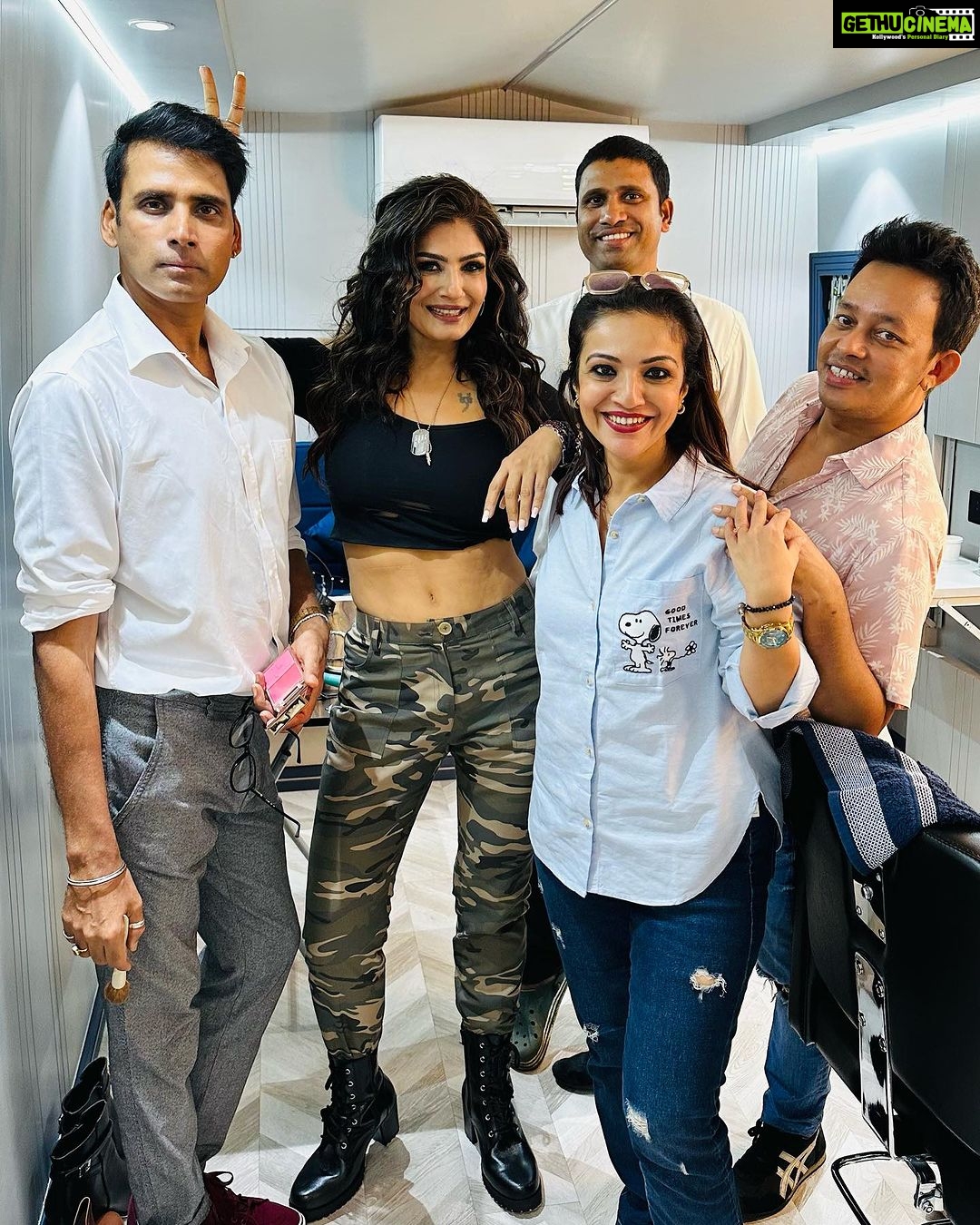 Raveena Tandon Instagram - Itni excitement, ke humlog ne apna hi BTS banaliya! The fun behind the scenes… hard work, a good team, and great memories forever... the welcome team... ♥️ #nofilter Mumbai, Maharashtra