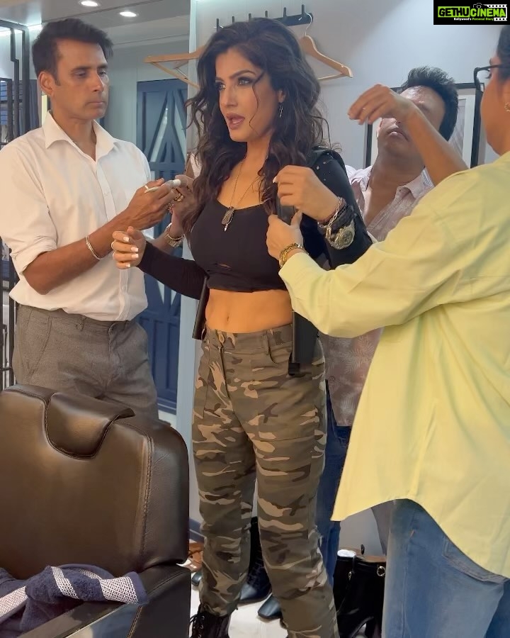 Raveena Tandon Instagram - Itni excitement, ke humlog ne apna hi BTS banaliya! The fun behind the scenes… hard work, a good team, and great memories forever... the welcome team... ♥️ #nofilter Mumbai, Maharashtra
